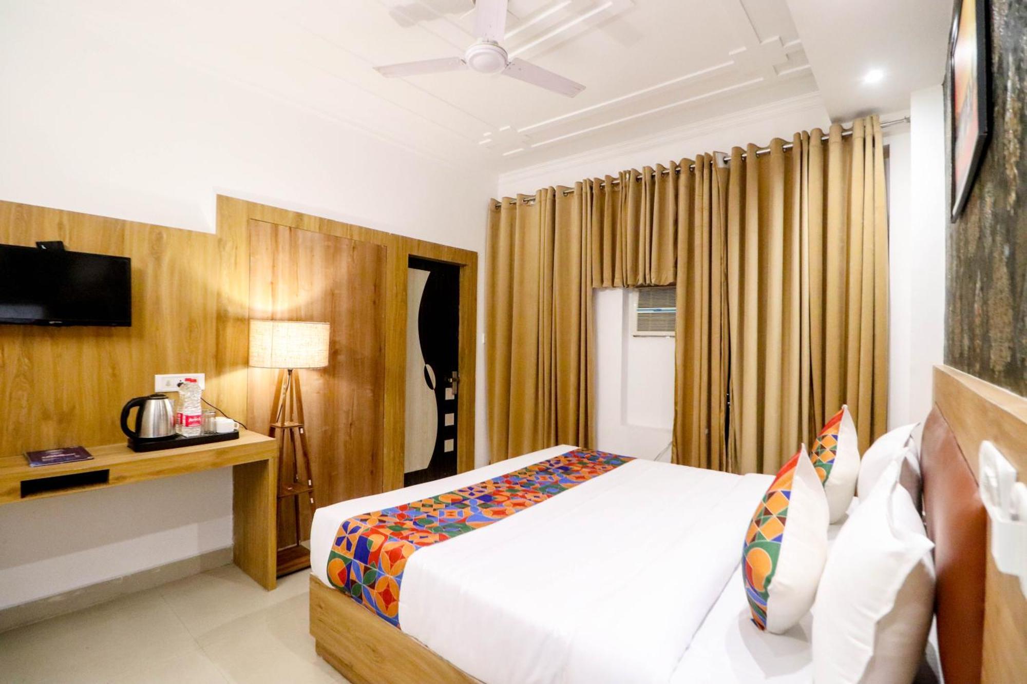 Hotel Vvs Near Delhi Airport 뉴델리 외부 사진