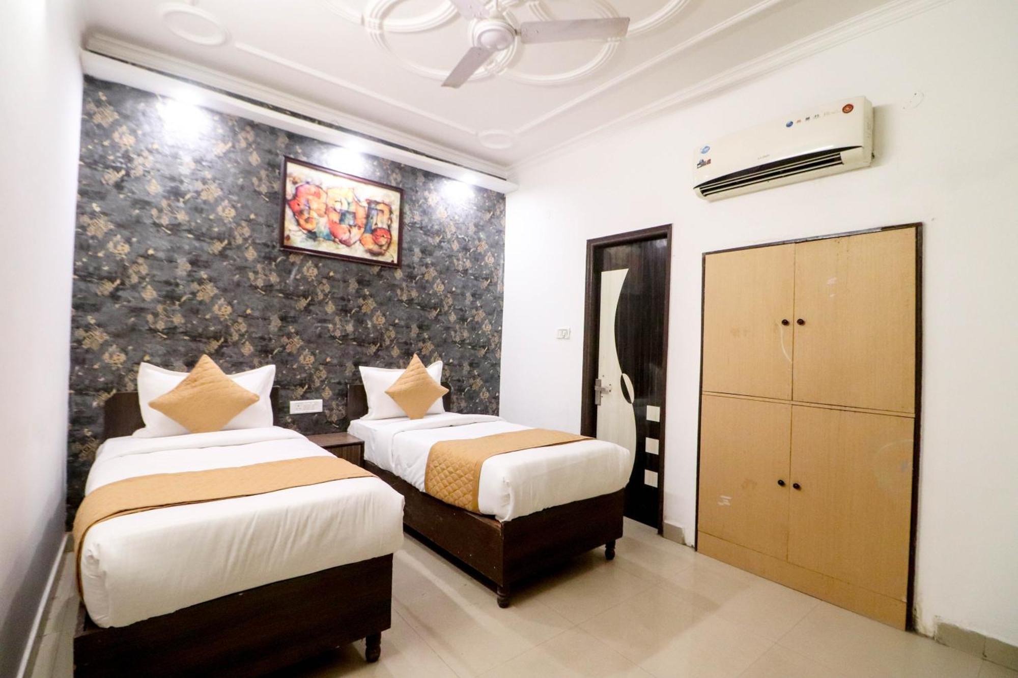 Hotel Vvs Near Delhi Airport 뉴델리 외부 사진
