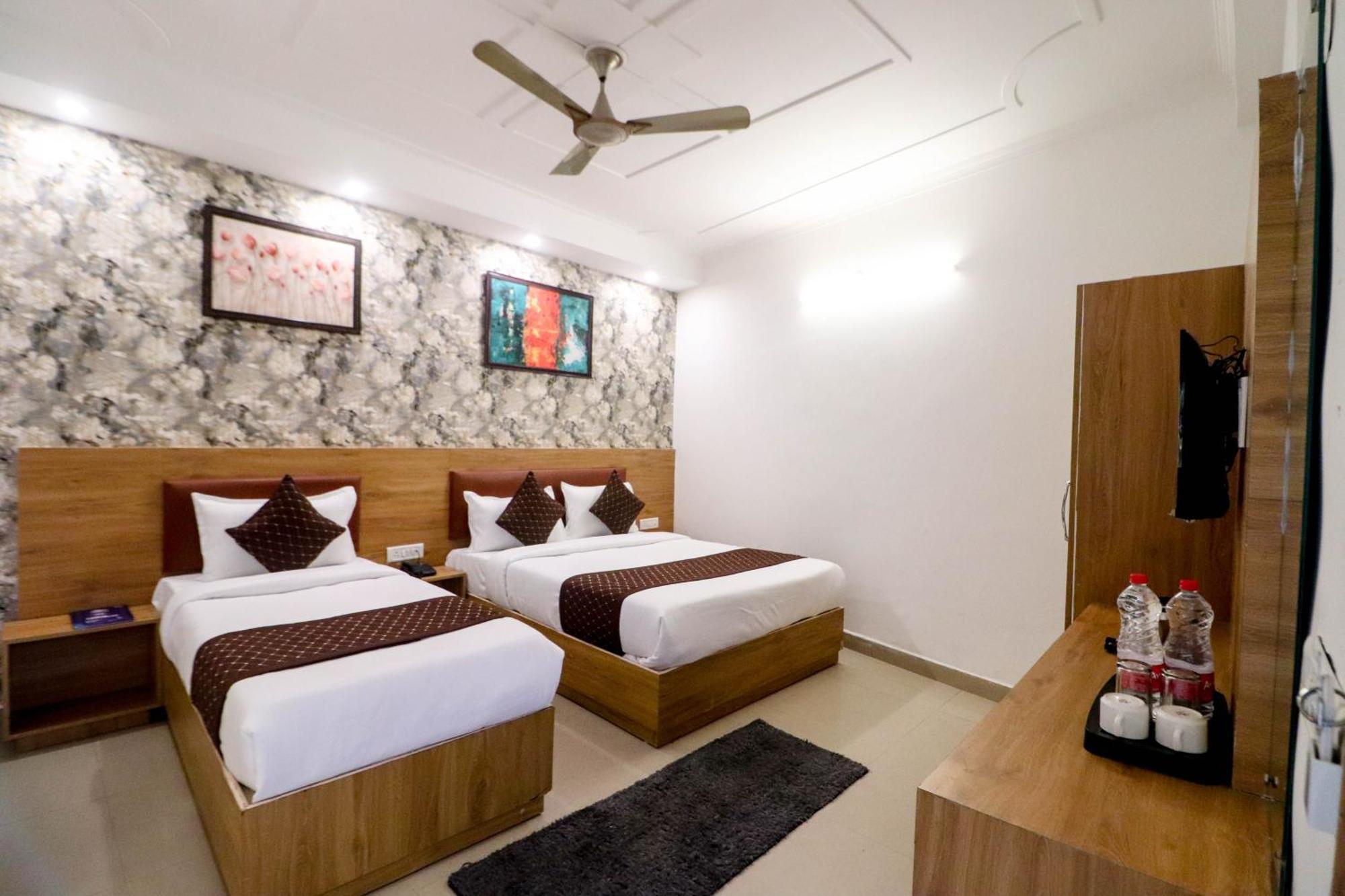 Hotel Vvs Near Delhi Airport 뉴델리 외부 사진