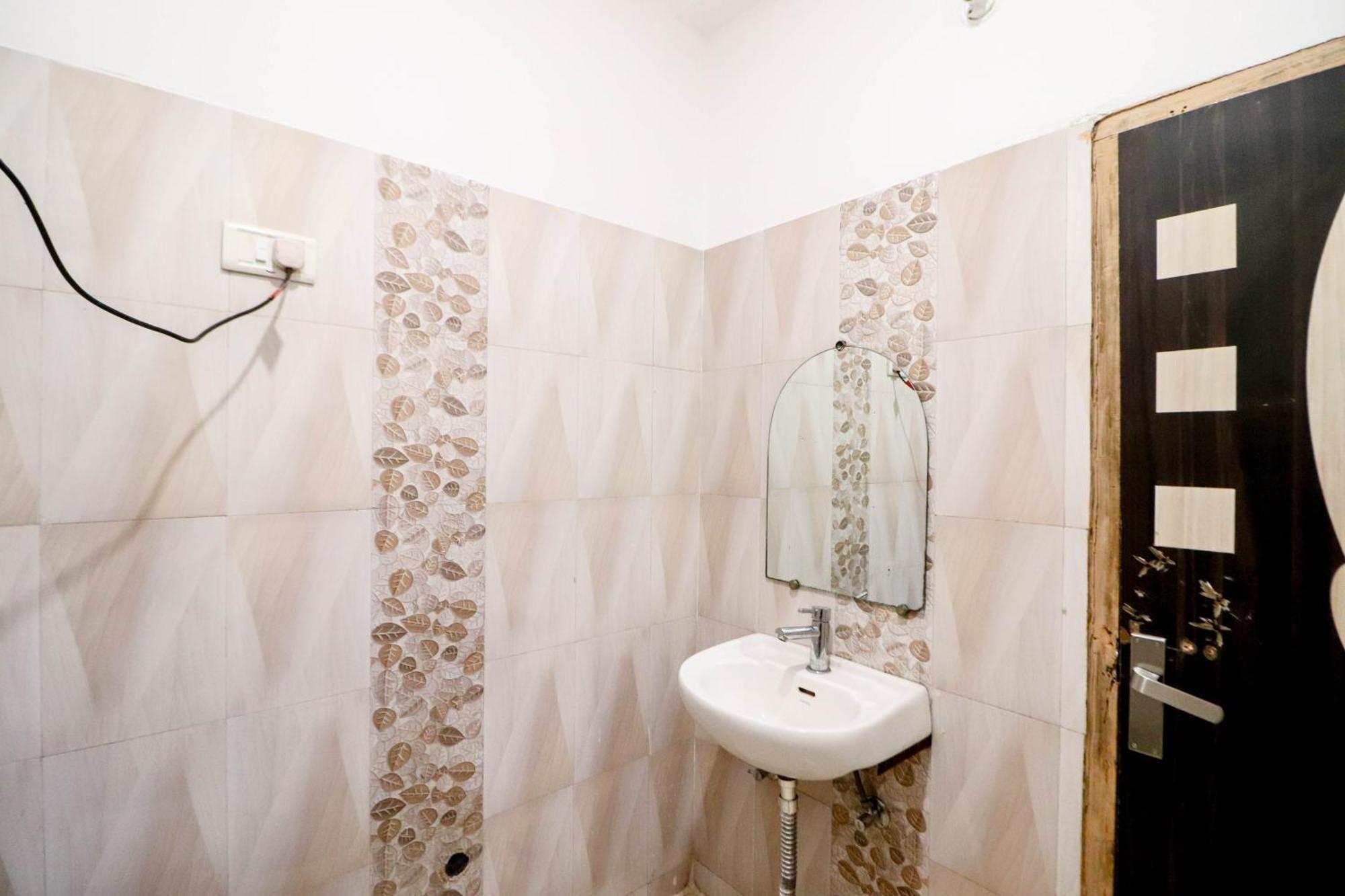 Hotel Vvs Near Delhi Airport 뉴델리 외부 사진