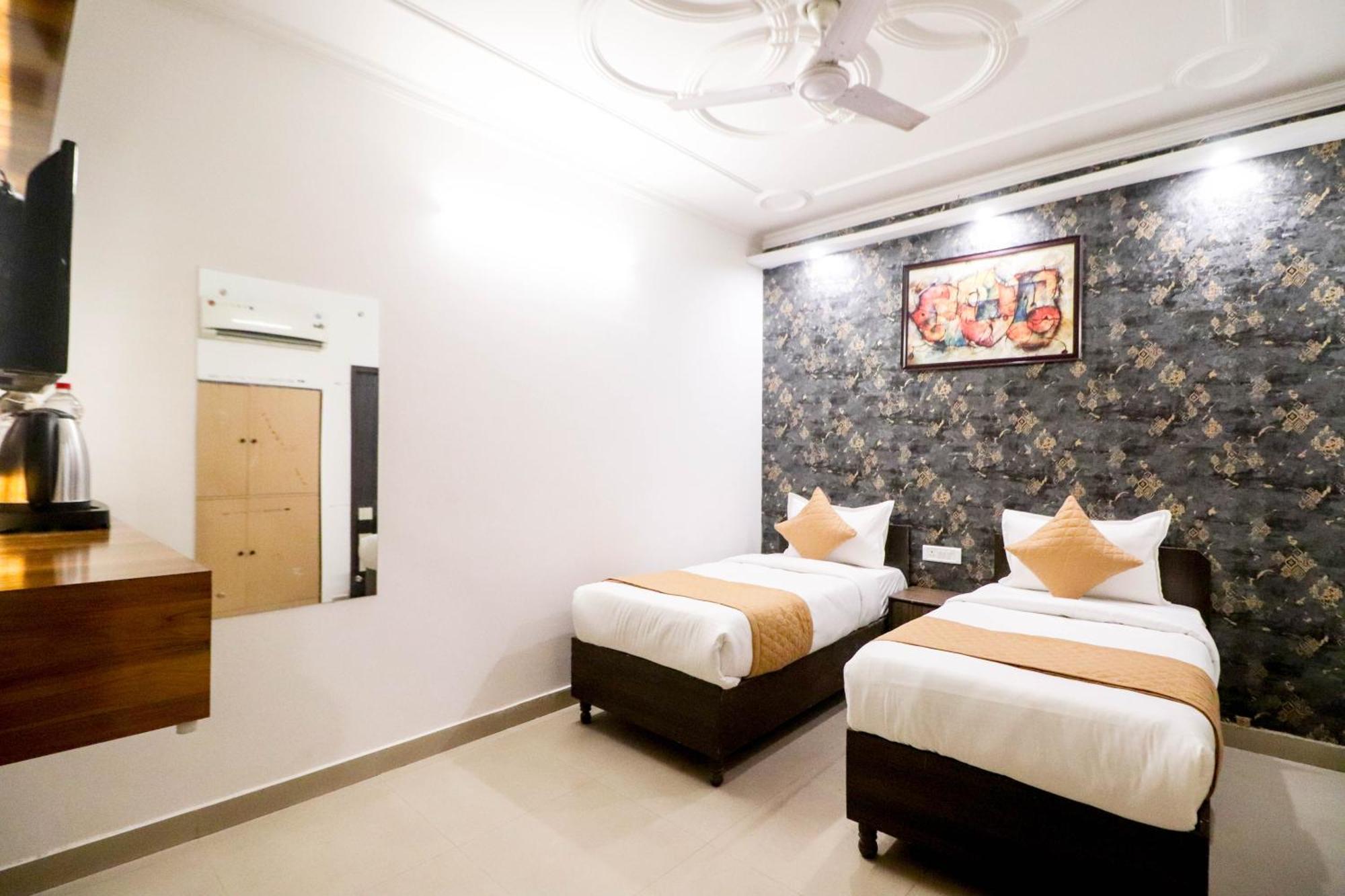Hotel Vvs Near Delhi Airport 뉴델리 외부 사진