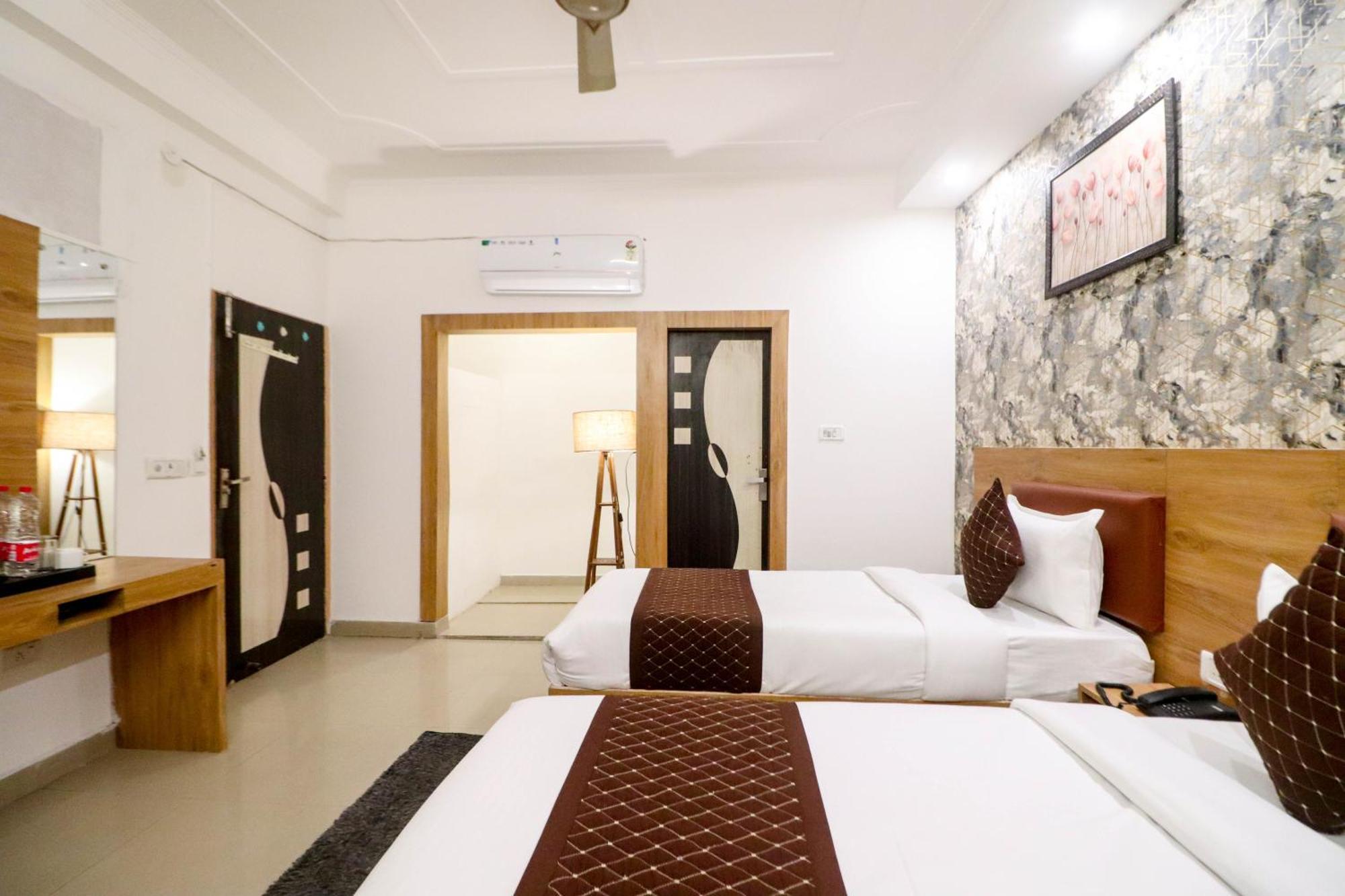 Hotel Vvs Near Delhi Airport 뉴델리 외부 사진