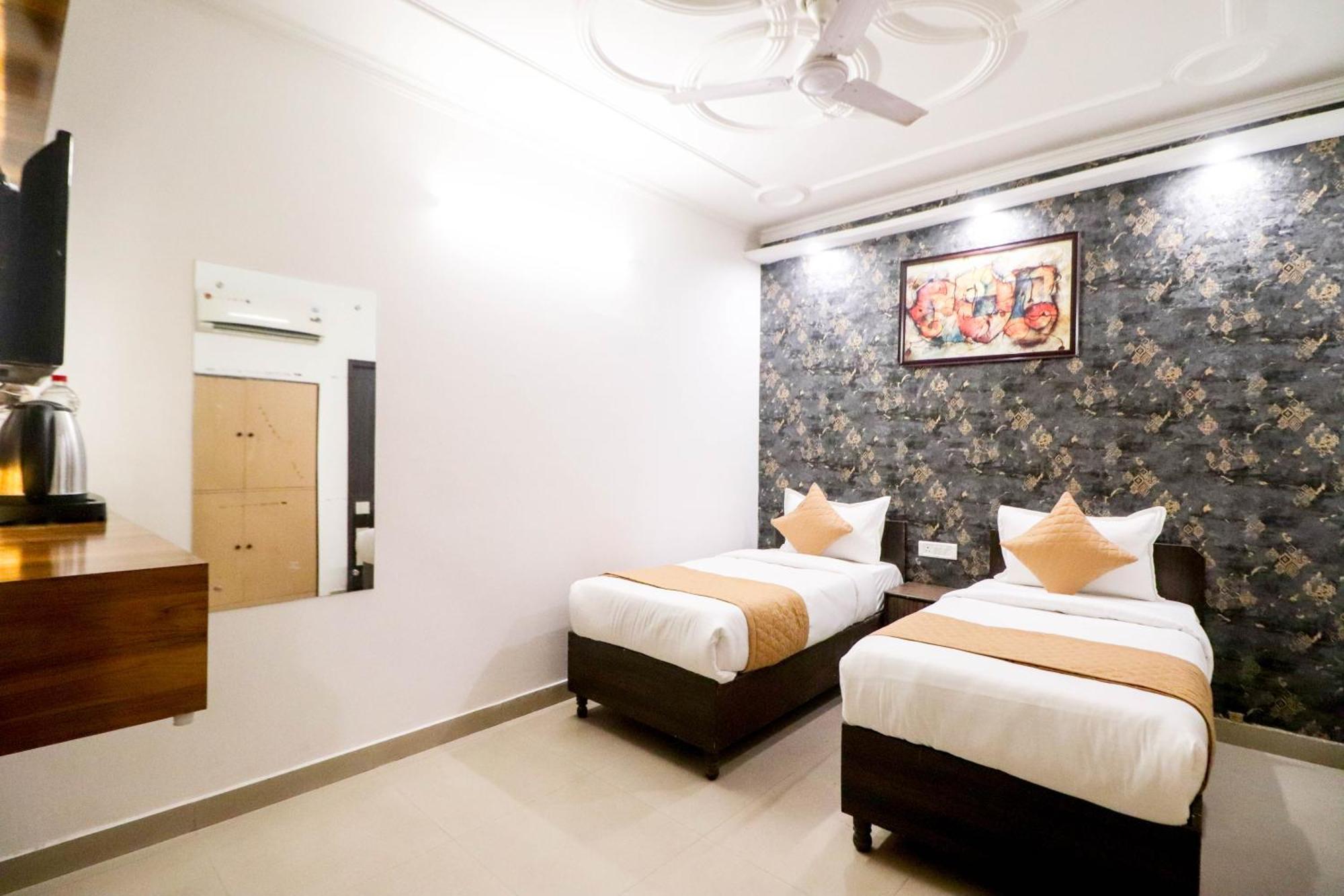 Hotel Vvs Near Delhi Airport 뉴델리 외부 사진