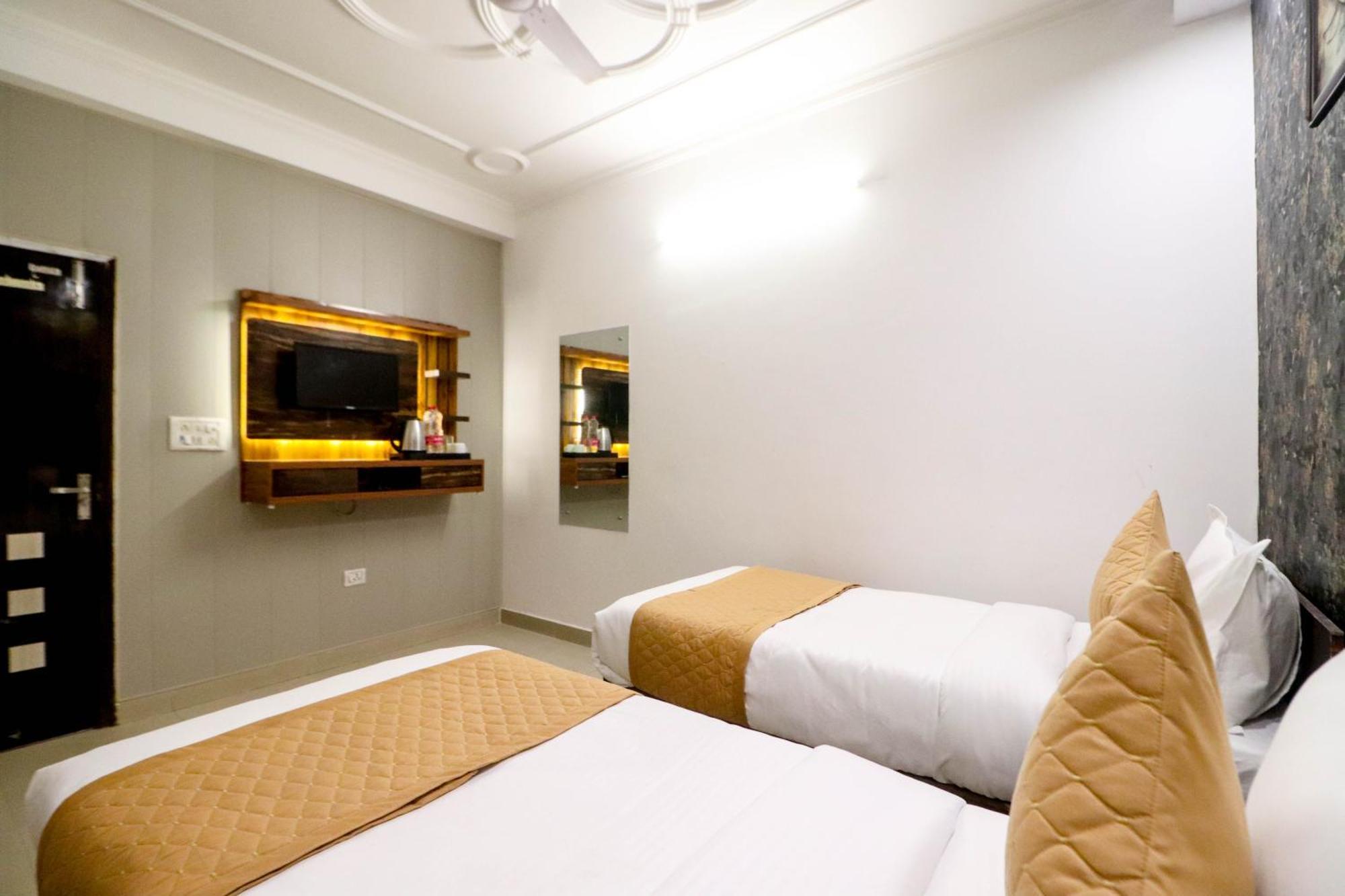 Hotel Vvs Near Delhi Airport 뉴델리 외부 사진