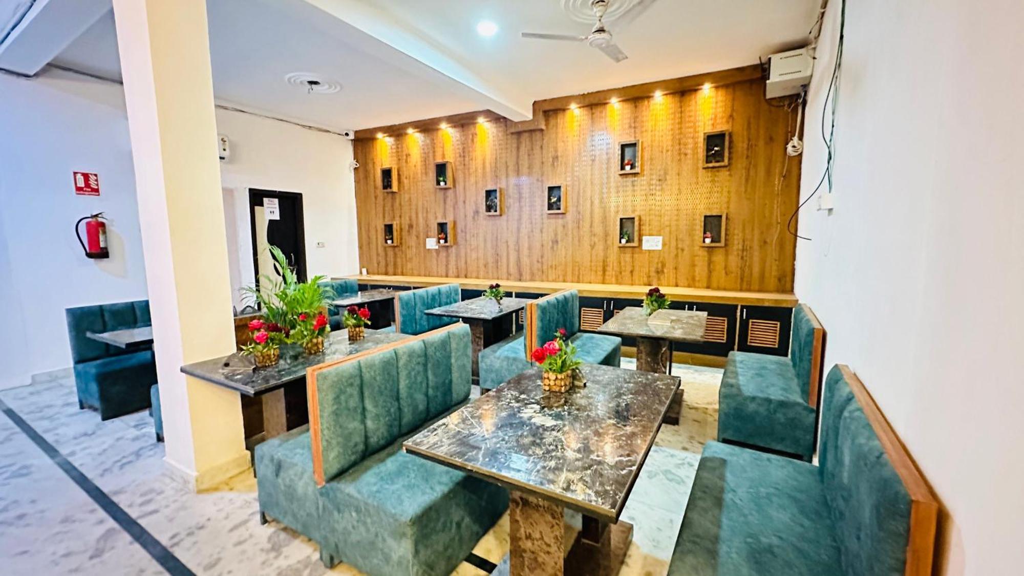 Hotel Vvs Near Delhi Airport 뉴델리 외부 사진