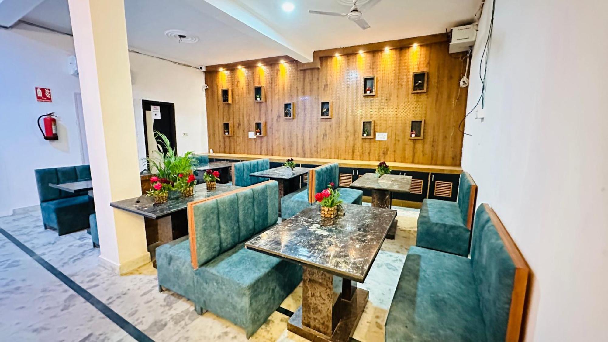 Hotel Vvs Near Delhi Airport 뉴델리 외부 사진